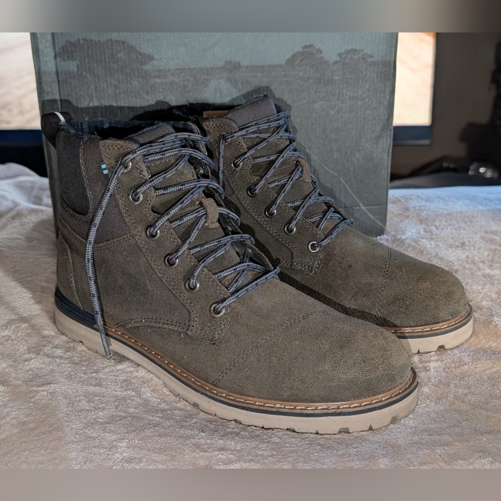 Men's TOMS ASHLAND Grayish Green Olive Suede Boots Sz 8 Rare WOW AMAZING PRICE